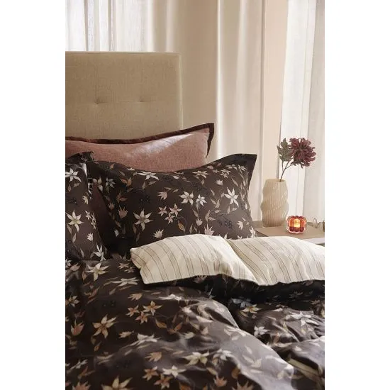 Louiza satengsengesett i mocca med blomster og striper