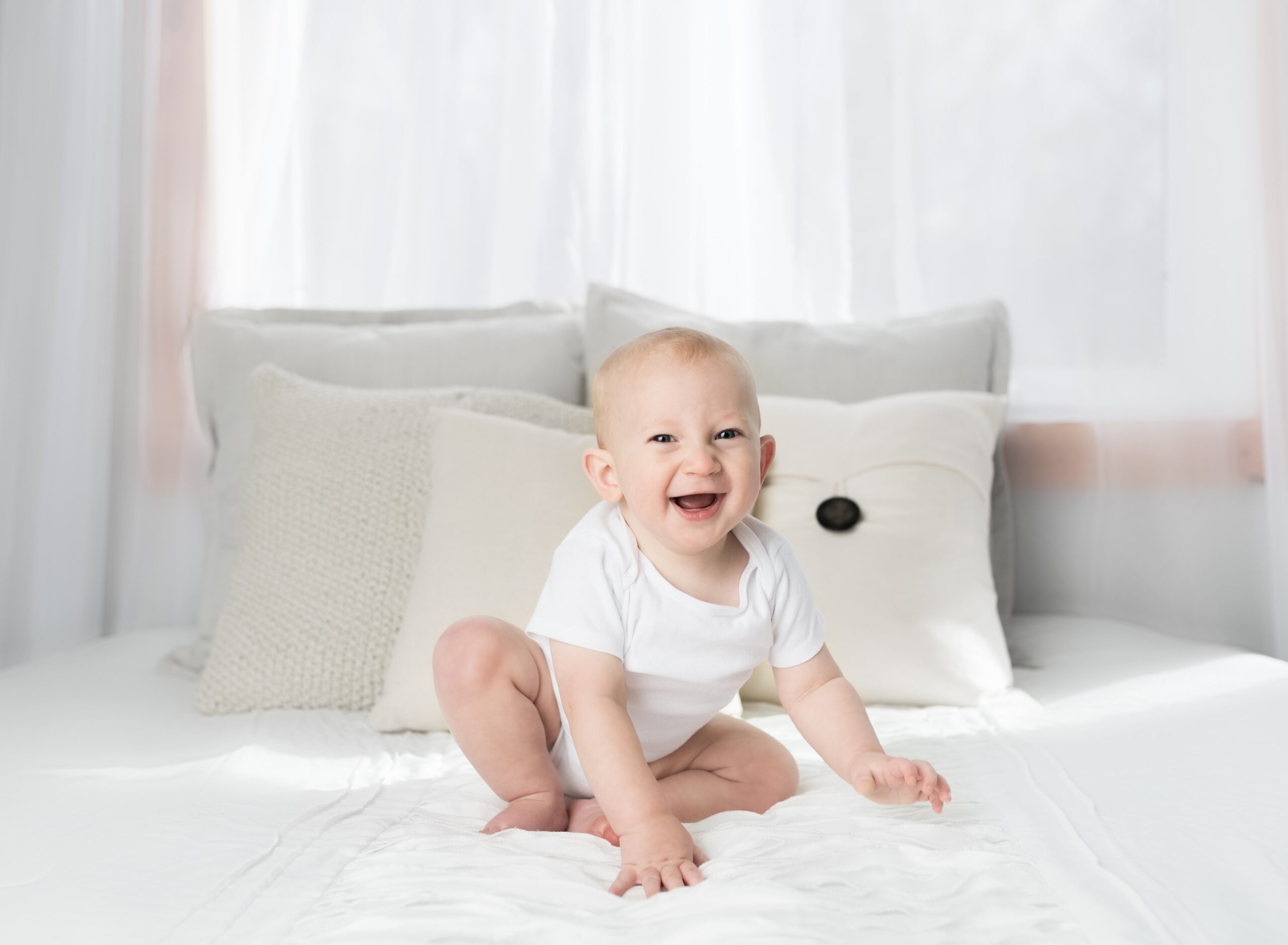 Soveromsguiden - Smilende baby på soverommet sengehimmel