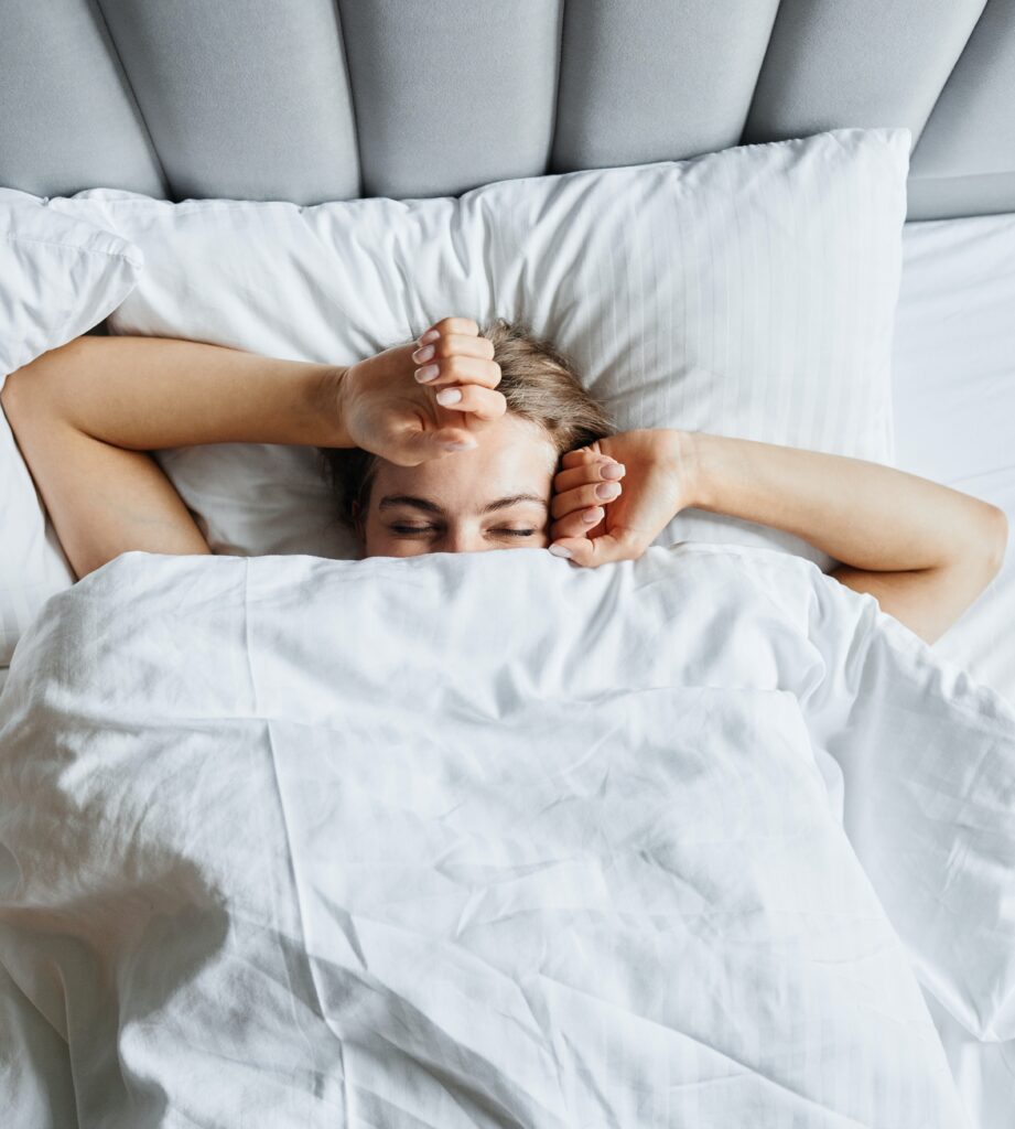 Soveromsguiden - sovende dame som gliser